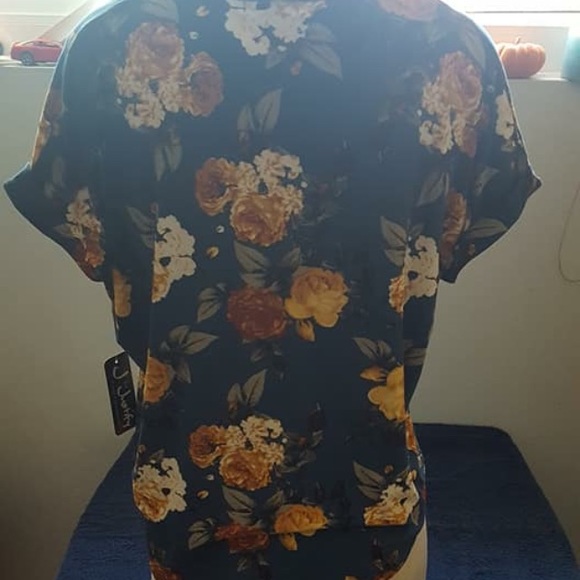 Tops - Picture 5 of 8